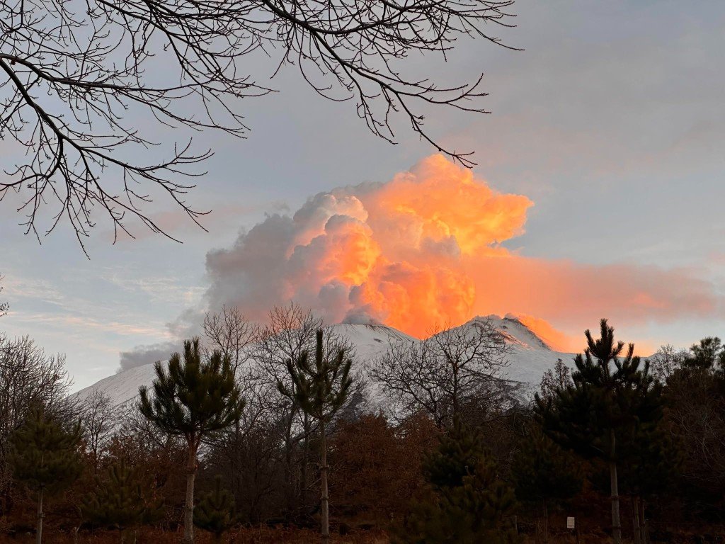 Erupcja wulkanu Etna o wschodzie słońca